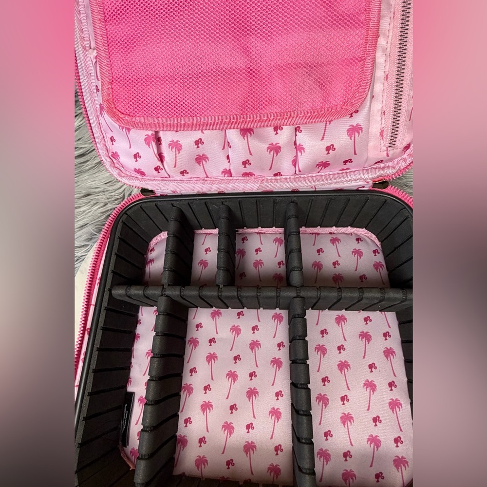 Impressions Vanity BARBIE Pink Cosmetic Bag W/Removable Dividers - Picture 7 of 9